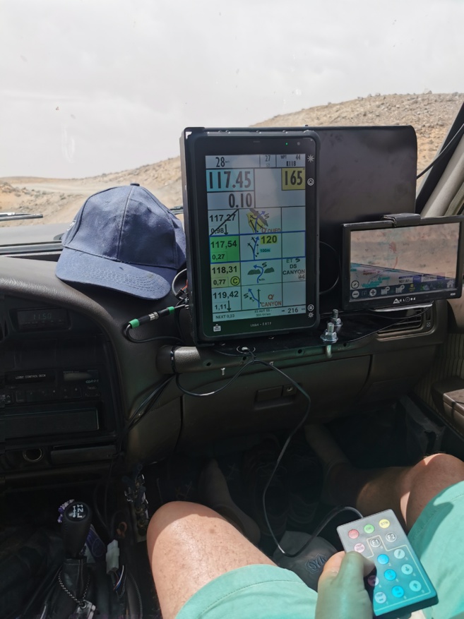 Thierry prépare la navigation: roadbook et points GPS