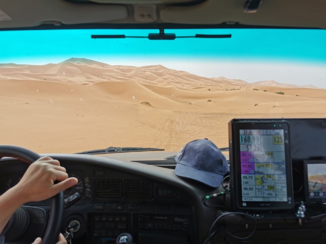 Franchissements des dunes de Merzouga au cap selon les indications de la tablette Franchissements des dunes de Merzouga au cap selon les indications de la tablette