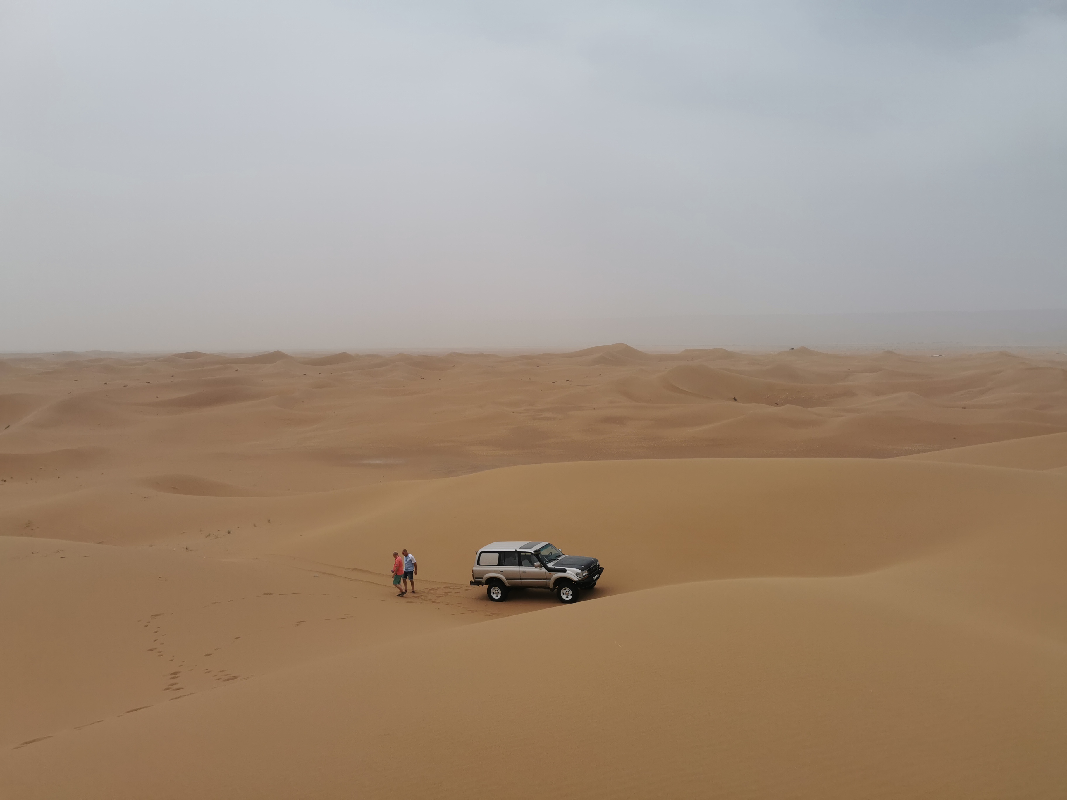 Dunes de chegaga par jour blanc Dunes de chegaga par jour blanc