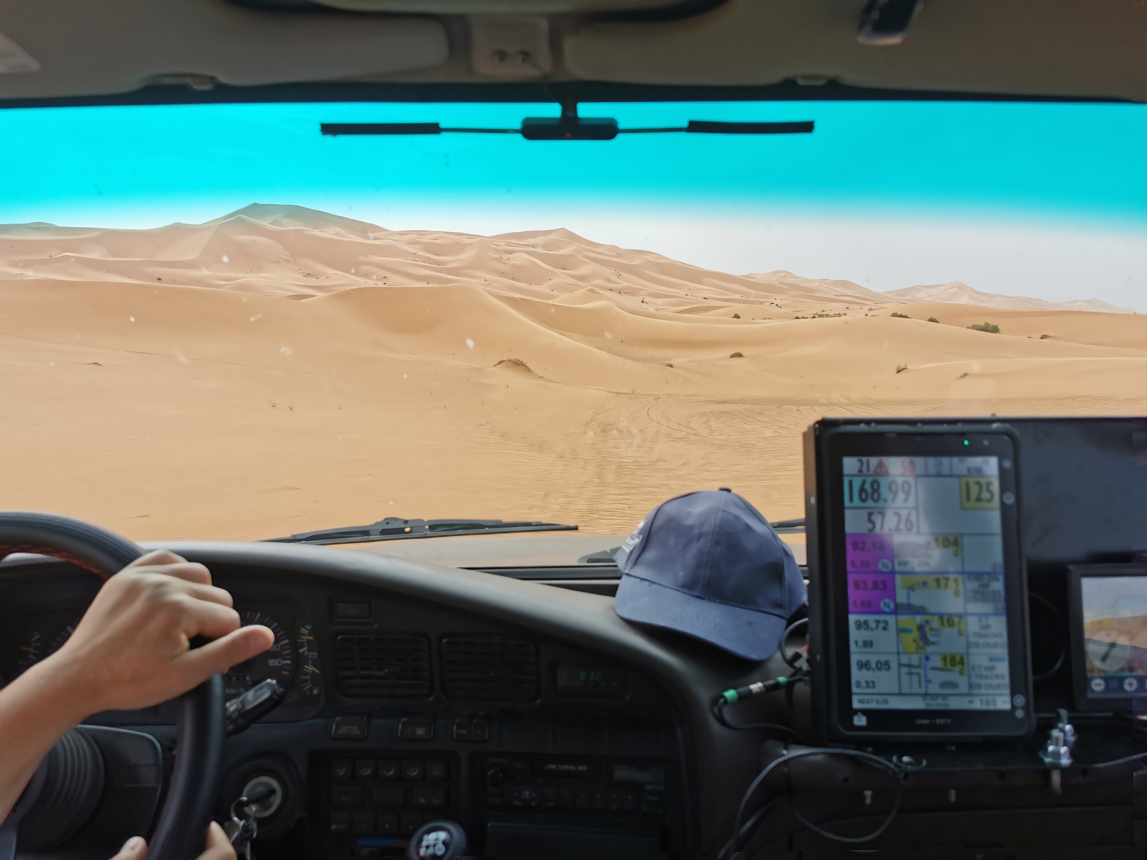Franchissements des dunes de Merzouga au cap selon les indications de la tablette Franchissements des dunes de Merzouga au cap selon les indications de la tablette